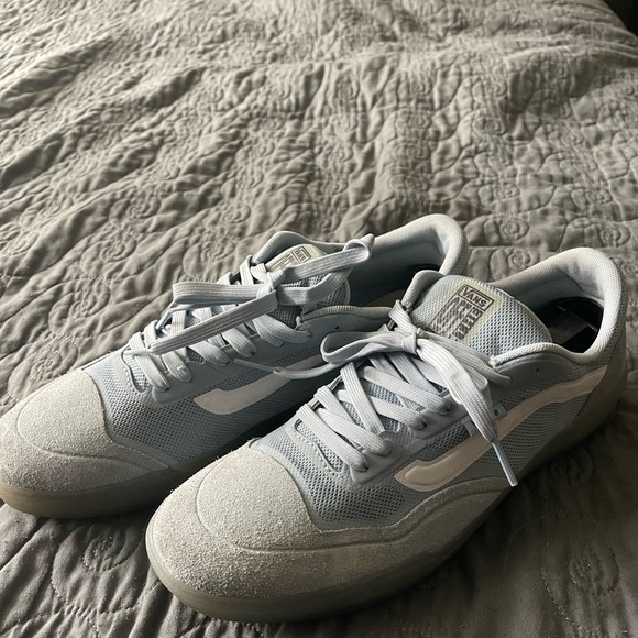 Size 10.5, rarely worn, sitting in the closet collecting dust - Picture 2 of 3